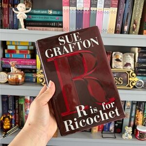 📚 Sue Grafton 'R is for Ricochet' Hardcover Book